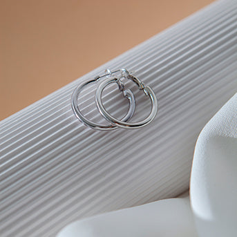 White Gold vs. Silver: What's the Difference?